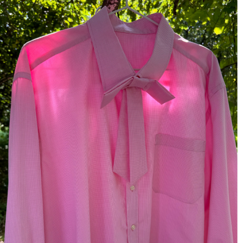 Koszula ECOCHIC Pink z drugiego obiegu – przerobiona męska koszula w odcieniu różu